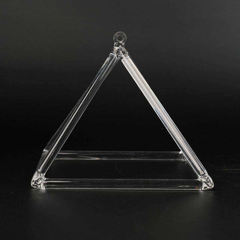 Transparente singende Kristallpyramide Transparente singende Kristallpyramide